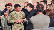 Tras la mega asistencia de Kicillof, Milei visitó Bahía Blanca y destinó fondos para mitigar la catástrofe