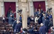 Sesión caliente en Diputados: denuncias, golpes y la aprobación de la comisión por $Libra