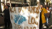 Los jubilados marcharon y se sumaron a los reclamos por Malvinas y homenajes a los caídos