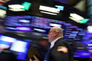 Acciones argentinas caen 7% y el riesgo país se acerca a 900 puntos