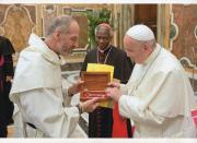 El papa Francisco recibió un regalo hecho por los internos de San Roque