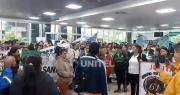 Suman tres meses sin desayuno escolar en la capital cruceña y vecinos protestaron en la Quinta Municipal