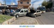 Fuerte choque entre dos vehículos en una esquina peligrosa dejó a una mujer hospitalizada