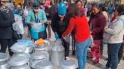 Lecheros de Cochabamba ofrecen leche a precio justo en la plaza 14 de Septiembre