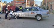Taxi choca contra una motocicleta y deja a una mujer herida en Cochabamba