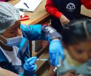 Autoridades destacan seguridad de la vacuna SRP y piden a padres completar esquema infantil ante brote de sarampión