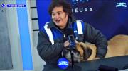 Milei reaparece con su perro Conan en un streaming solidario