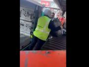 Despiden a dos empleados de Intercargo por un video donde se los ve revoleando valijas