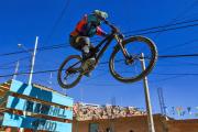 Decenas de ciclistas muestran su talento en el 'downhill' más largo del mundo en La Paz