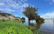 En San Félix madres no duermen para vigilar sus enseres ante inminente crecida del río – Correo del Caroní