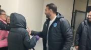 En el aeropuerto, Cauteruccio se gana los primeros corazones celestes