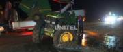 Un niño muere en un choque entre un tráiler y un tractor que quedaron volcados por el impacto