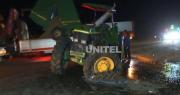 Un niño muere en un choque entre un camión y un tractor que quedaron volcados por el impacto
