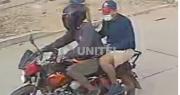 Revelan nuevos videos de atracos protagonizados por dos hombres armados en motocicleta