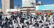 Vuelven ‘las cebras’ a las calles paceñas para informar sobre educación vial y ambiental