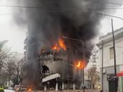 Incendio en un depósito del centro de La Plata: se derrumbó el techo, evacúan a los vecinos y se escuchan explosiones
