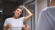 Dile adiós a los tonos amarillentos de tus canas: prepara este matizador casero para darle brillo al cabello