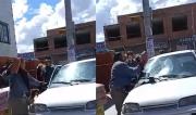 Un hombre rompió el parabrisas de un auto con dos niños dentro y amenazó a la familia con un fierro