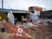 Empujarán 1.400 toneladas bajo las vías: así construyen un túnel clave para continuar el camino costero junto al Riachuelo
