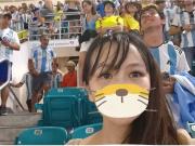 Como en un cuento de fútbol: una joven china no para de ir a la cancha en Argentina para encontrar a su héroe anónimo