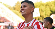 La imagen de Marcos Rojo con una sonrisa y corazones para Estudiantes