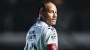 El acalorado cruce de Neymar con un hincha luego de una nueva derrota del Santos