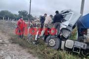 Impactante choque entre camiones: un conductor resultó herido y atrapado