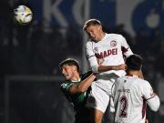 Lanús le ganó a Sarmiento, pero el show lo dio el árbitro: explicó para todo el estadio por qué le anuló un gol al local