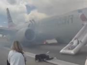 Se incendió un avión de American Airlines en Denver: las imágenes de la evacuación en medio de la pista