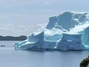 Filmaron un gigantesco iceberg que se desintegra y se hunde en el agua
