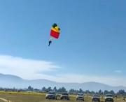Una militar sufre un accidente durante un salto con paracaídas en Cochabamba