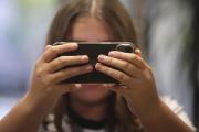 Según estudio: Tener un teléfono celular antes de los 13 años impacta la salud mental