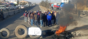 Transportistas cansados de permanecer, dejan la fila en un surtidor de diésel de El Alto y bloquean la ruta a Oruro