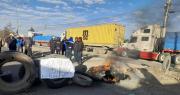 Choferes bloquean avenida troncal de El Alto para exigir diésel en un surtidor en el que forman filas hace siete días