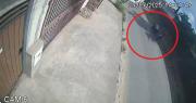 Atracos en distintas zonas cruceñas quedan grabados y son protagonizados por delincuentes en motos