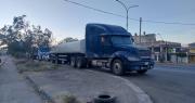 Choferes enfrentan largas filas para cargar combustible tras llegar de viaje