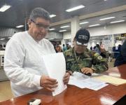 Deportado de EEUU, llega a Bolivia Roberto Moisés Banzer, integrante de la organización de ‘Techo de Paja’