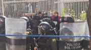 Policía interviene protesta de maestros que se crucificaron en el Ministerio de Educación