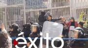 Maestros urbanos se crucificaron en el ministerio de Educación, exigiendo la atención de sus demandas