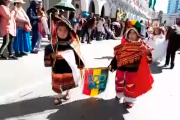 Jóvenes, presente y futuro de Bolivia, expresan desde Oruro su sentir por el Bicentenario