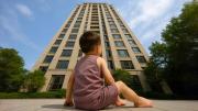 Niño cae desde un piso 18 y consigue salvarse gracias a un árbol