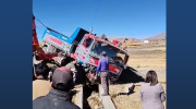 Vagoneta y un camión colisionan en la carretera a Achacachi y dos personas pierden la vida, estaban retornando de una wajta