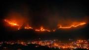 El fuego no cede en Sama: viento y difícil acceso complican la emergencia