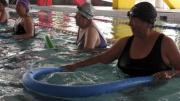 Dan clases de natación gratis a los adultos mayores en piscina de la Alcaldía