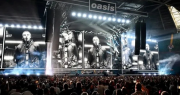 Tragedia en un concierto de Oasis: un hombre murió tras caer desde una tribuna