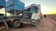 Fuerte choque entre camiones en Vaca Muerta: piden circular con precaución por la Ruta 8 de Neuquén