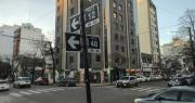 Un auto, culatazos y un herido: así fue la fallida salidera en pleno centro de La Plata