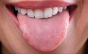 ¿Por qué es necesario limpiar la lengua y cuántas veces al día?