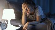 Por qué a veces nos despertamos en la madrugada sin alarma y qué significa
