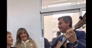 El imperdible momento que regaló el gobernador Marcelo Orrego, guitarra en mano: “Ayer pasé por tu casa”
